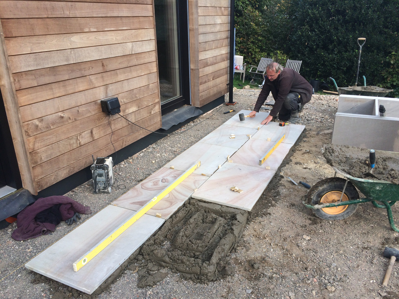 Laying sandstone paving