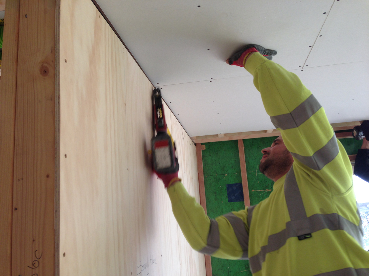 Fixing plasterboard with an auto feed screw gun