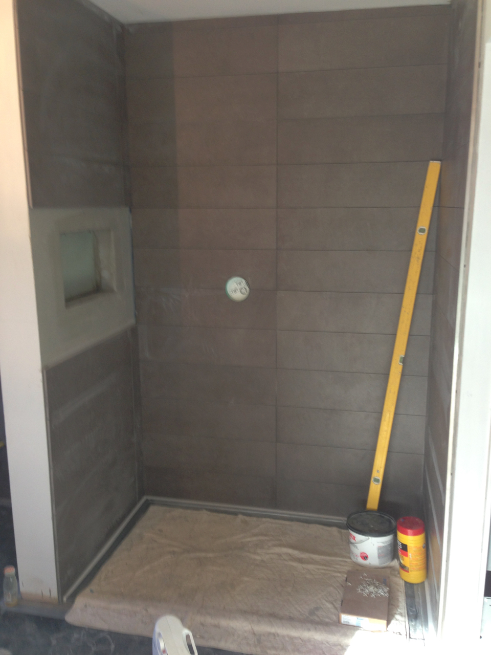 Shower area with recess