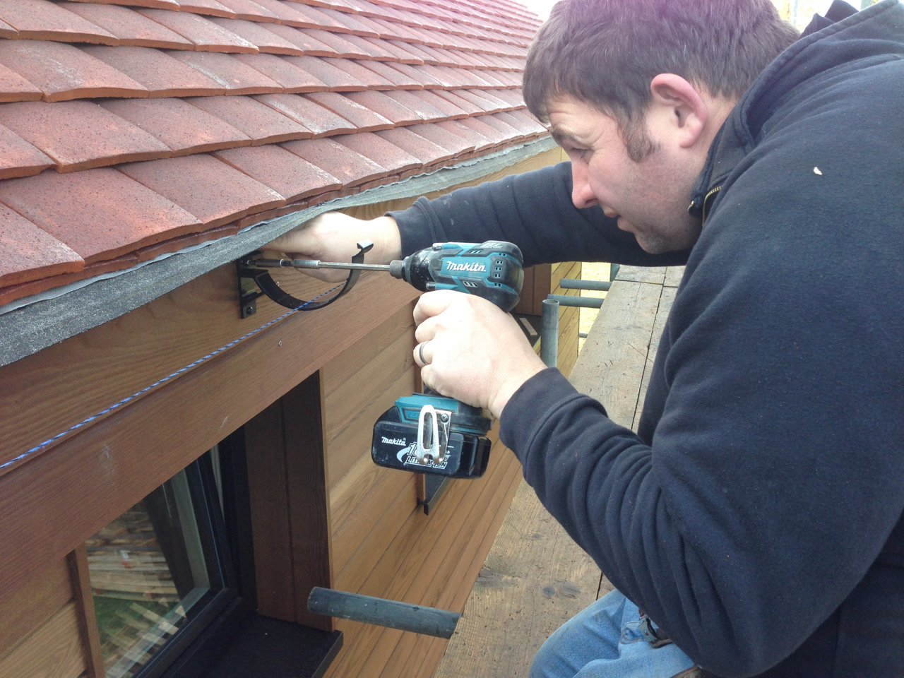 Fixing Guttering brackets