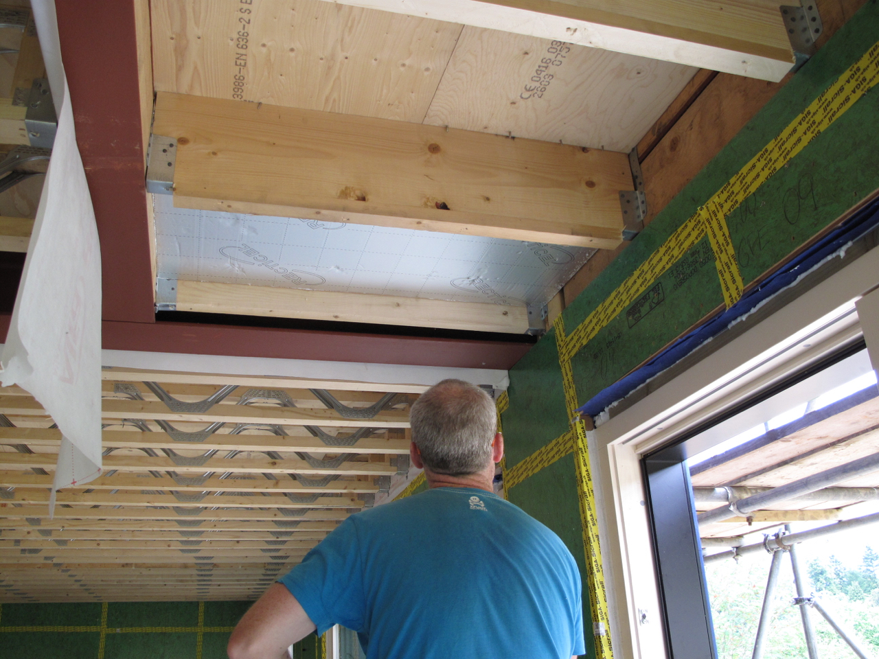 Insulation under flat roof area