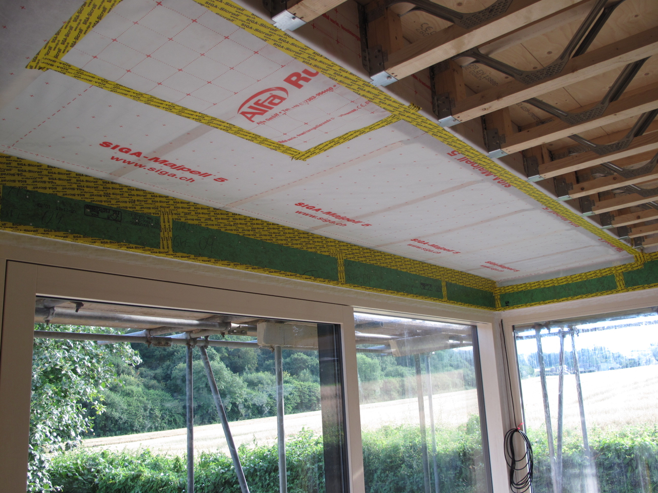 Air membrane under flat roof area