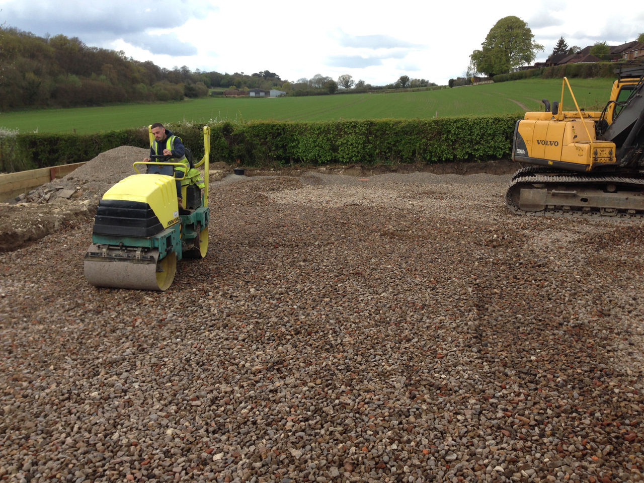 Compacting stone with vibrating roller